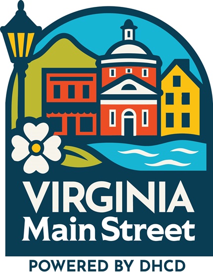 Virginia مین اسٹریٹ کا لوگو - ایک سادہ شہر کا بلاک جس میں 3 عمارتیں دریا کے ساتھ ہیں، بائیں جانب ایک لائٹ پوسٹ اور ڈاگ ووڈ کا پھول ہے۔ نیوی پس منظر پر سفید متن لکھا ہے: "Virginia مین اسٹریٹ - DHCD کی معاونت سے"