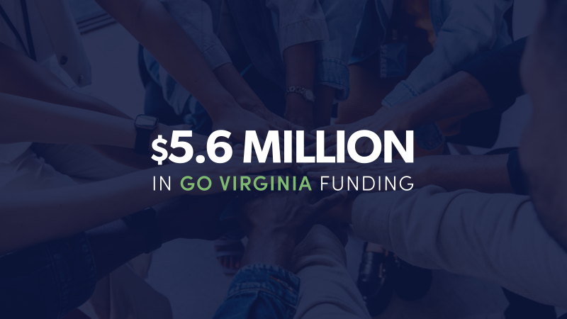دائرے میں ایک ساتھ رکھے ہوئے ہاتھ، جن پر سفید متن درج ہے: "$5.6 ملین کی GO Virginia فنڈنگ"